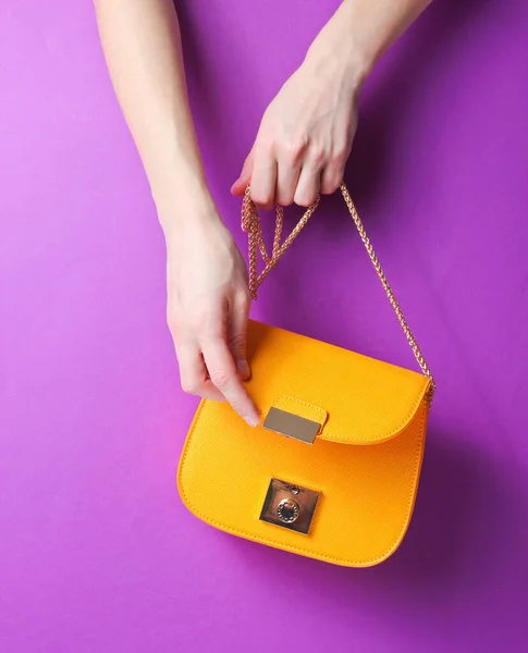Female Hand Hold Opens Fashionable Yellow Leather Bag Golden Chain — Stock Photo, Image