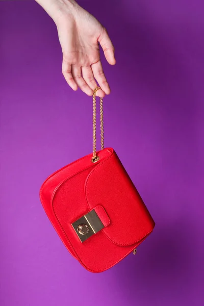 Weibliche Hand Hält Modische Rote Ledertasche Mit Goldener Kette Auf — Stockfoto