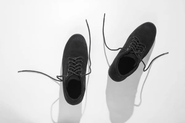 黑色皮靴 鞋带白色背景 顶部视图 — 图库照片