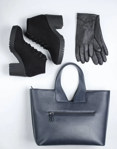 ファッショナブルなバッグ 革手袋 スエード黒靴上の白い背景 最上階だミニマリズム衣料の概念 — ストック写真