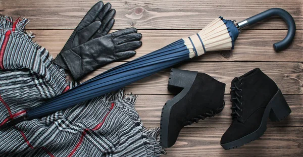 Fekete Csizma Kesztyű Sál Esernyő Háttér Felülnézet — Stock Fotó