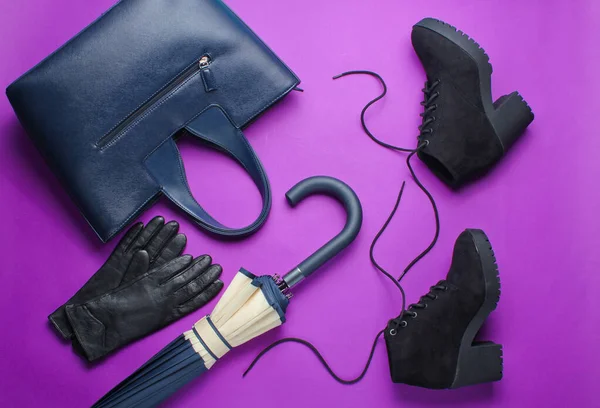 Modische Damenschuhe Und Accessoires Auf Lila Hintergrund Schwarze Stiefel Tasche — Stockfoto