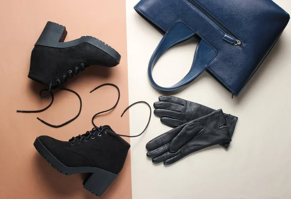 Modische Damenschuhe Und Accessoires Auf Beige Braunem Hintergrund Schwarze Stiefel — Stockfoto