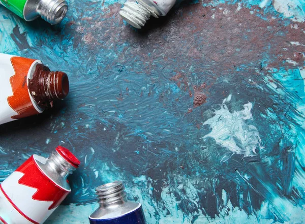 Mavi bir arka planda boya tüpleri