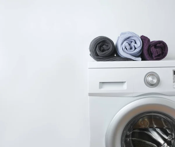 洗衣机上的彩色滚毛衫 — 图库照片