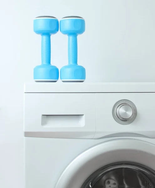 Blå Plasthantlar Tvättmaskin Mot Vit Bakgrund — Stockfoto