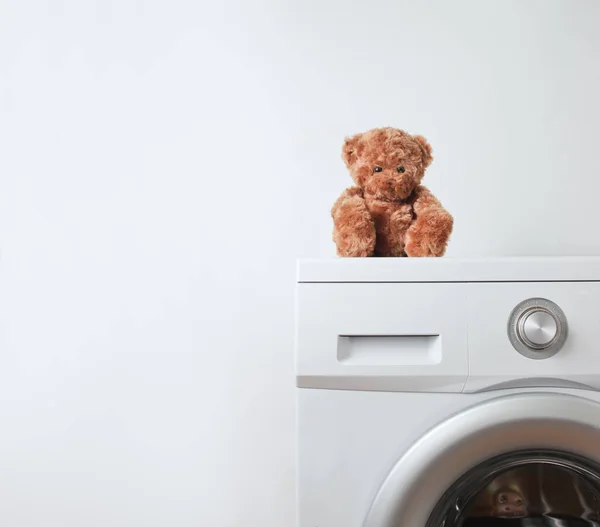 Urso Pelúcia Uma Máquina Lavar Roupa Contra Fundo Branco — Fotografia de Stock