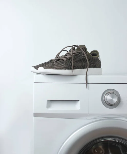 Sport Sneakers Tvättmaskin Mot Vit Bakgrund — Stockfoto