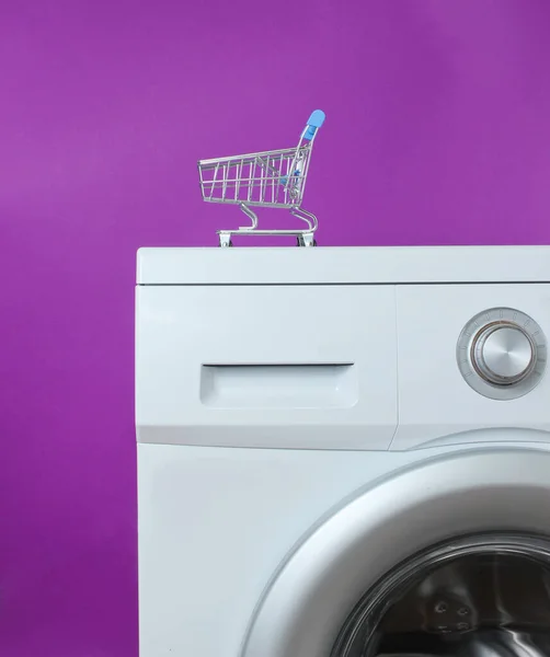 Mini Kundvagn Tvättmaskin Mot Lila Bakgrund Tvätt Koncept — Stockfoto