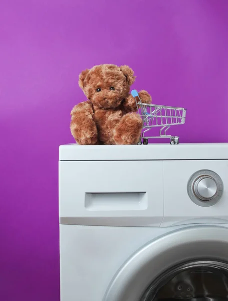 Teddy Bear Shopping Cart Washing Machine Purple Background — Stock Photo, Image