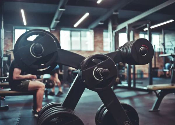 Equipamento Ginástica Ginásio Escuro Com Sinos Prateleira Centro Exercícios Fitness — Fotografia de Stock