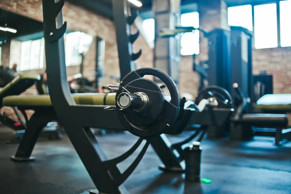 Gym Utrustning Dark Gym Med Skivstång Hyllan Fitness Workout Center — Stockfoto
