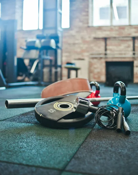 Demontierte Langhantel Medizinball Kettlebell Hantel Springseil Das Der Turnhalle Boden — Stockfoto