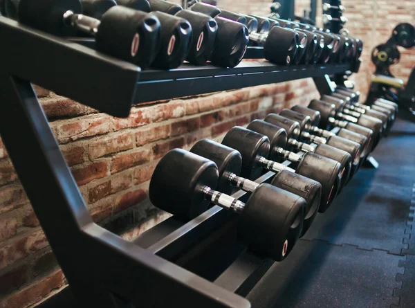 Set Med Svart Hantel Med Metallhandtag Ett Rack Gymmet Träning — Stockfoto