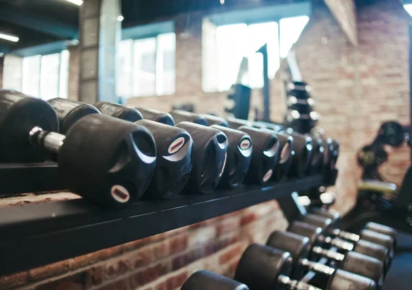 Set Med Svart Hantel Med Metallhandtag Ett Rack Gymmet Träning — Stockfoto