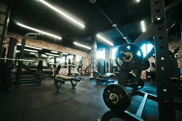 Gym Utrustning Dark Gym Med Skivstång Hyllan Fitness Workout Center — Stockfoto