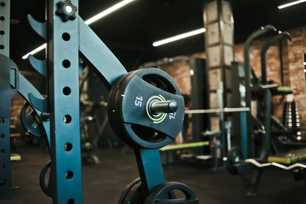 Equipamento Ginástica Ginásio Escuro Com Sinos Prateleira Centro Exercícios Fitness — Fotografia de Stock