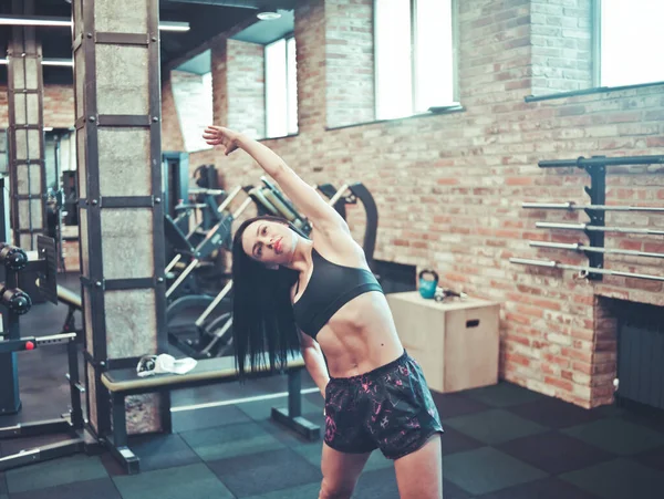 Ελκυστική Σέξι Μελαχρινή Γυναίκα Στο Sportswear Κάνει Τεντώνοντας Άσκηση Μεγαλώνοντας — Φωτογραφία Αρχείου