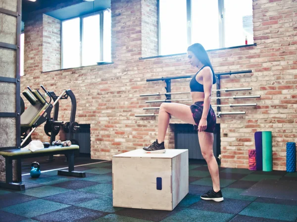 Workout Concept Brunette Woman Sportswear Preparing Jump Wooden Box Gym — Stock Photo, Image