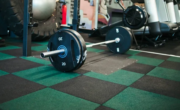 Halter konsepti. Spor salonunun zemininde ağır halterler var.