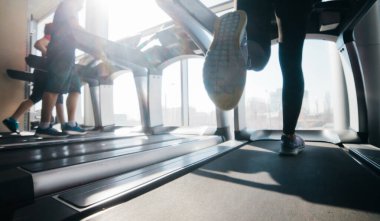 Spor salonundaki koşu bandında kardiyo eğitimi.