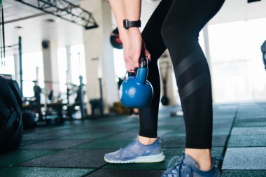 Kettlebell ile fonksiyonel eğitim. Kadın spor salonunda kettlebell ile egzersiz yapıyor.