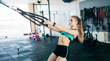 Genç, formda bir kadın spor salonunda spor yaparken. İşlevsel eğitim. Spor yaşam tarzı..