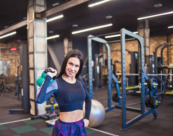 Smilling Brunette Raises Kettlebell One Hand Looking Camera Gym Free — Stock Photo, Image