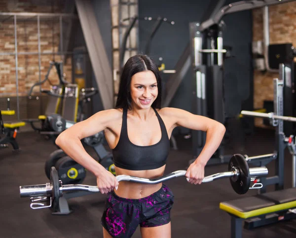 Retrato Alegre Atleta Morena Haciendo Ejercicio Con Barra Las Manos — Foto de Stock