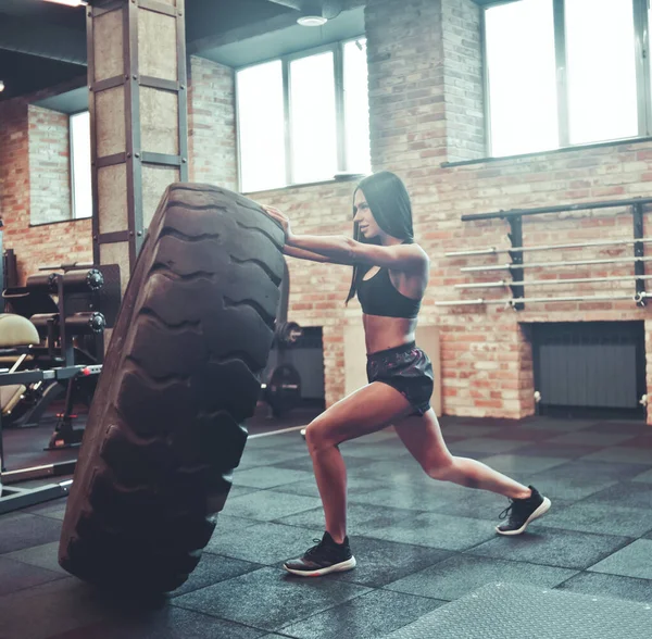 Concepto Entrenamiento Funcional Fuerte Joven Morena Empujando Una Rueda Pesada — Foto de Stock