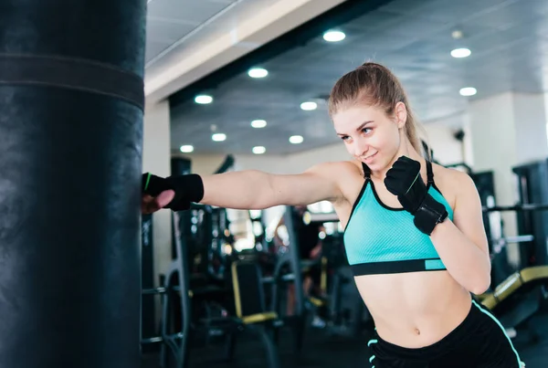 Mulher Loira Atraente Boxe Treinando Seu Soco Com Saco Perfuração — Fotografia de Stock