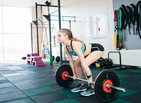 Jonge Fitte Vrouw Met Een Nachtklokje Sportschool Vrije Gewichtstraining — Stockfoto