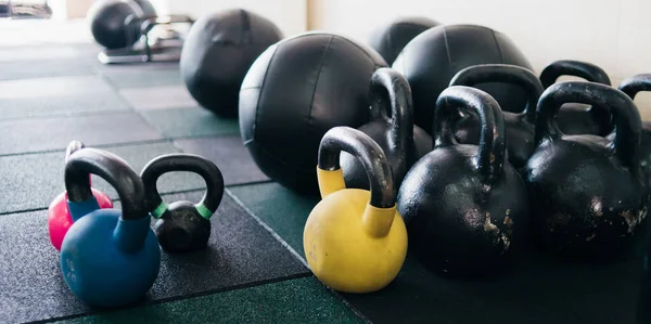 Kettlebell ve tıp topu spor salonunda. İşlevsel eğitim için ekipman