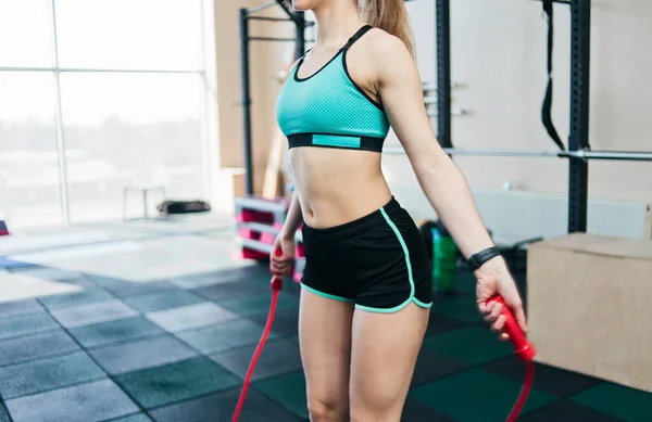 Fit Mujer Ropa Deportiva Haciendo Saltar Con Una Cuerda Saltar — Foto de Stock