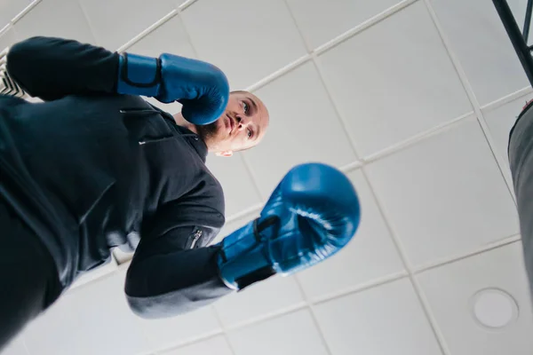 Mann Boxhandschuhen Boxt Mit Boxsack Der Sporthalle Ansicht Von Unten — Stockfoto