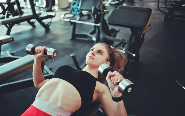 Sexy Junge Frau Macht Hantelpresse Liegend Auf Schiefer Bank Fitnessstudio — Stockfoto