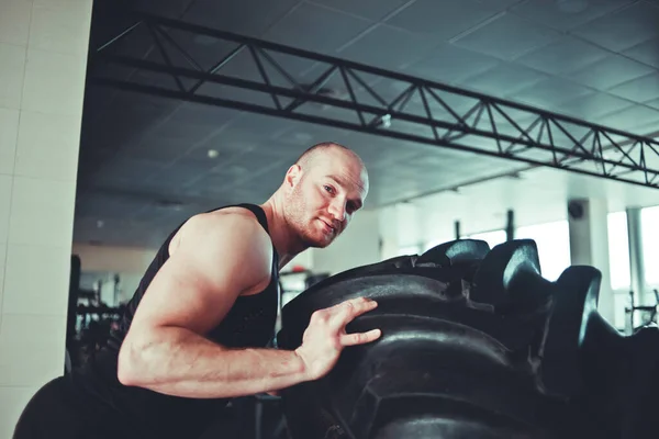 Hombre Poderoso Está Empujando Una Gran Rueda Goma Pesada Entrenamiento — Foto de Stock