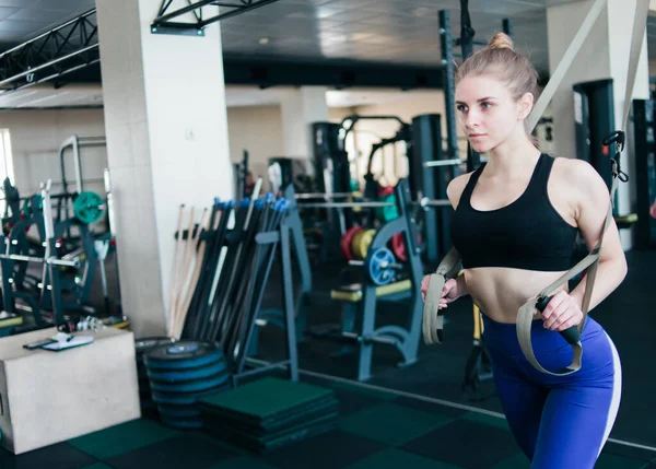 Jonge Blonde Vrouw Sportkleding Doet Oefeningen Met Fitnessbandjes Sportschool Functionele — Stockfoto