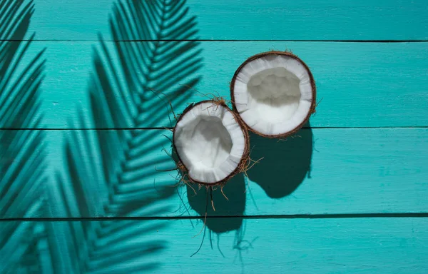 Мінімалістичний Тропічний Натюрморт Дві Половинки Подрібненого Кокоса Тінями Пальмового Листя — стокове фото