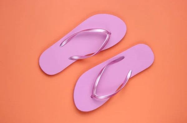 Trendy Strandrosa Flip Flops Auf Korallenpapier Hintergrund Ansicht Von Oben — Stockfoto