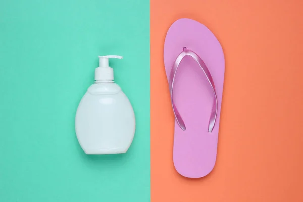 Strandzubehör Modische Strandrosa Flip Flops Sonnenschutzflasche Auf Korallenblauem Papierhintergrund Flach — Stockfoto