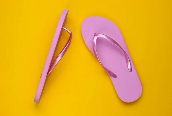 Trendy Beach Pink Flip Flops Yellow Paper Fone Вид Сверху — стоковое фото