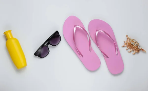 Sommerliches Stillleben Strandzubehör Modische Strandrosa Flip Flops Sonnenbrille Muschel Auf — Stockfoto