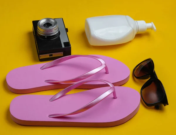 Sommerliches Stillleben Strandzubehör Modische Rosa Flip Flops Retro Kamera Sonnenschutzflasche — Stockfoto