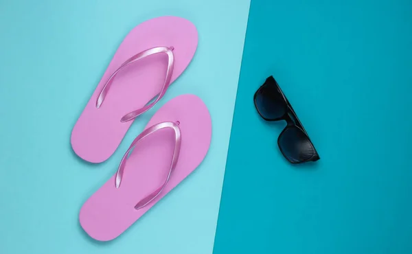 Sommerliches Stillleben Strandzubehör Modische Strandrosa Flip Flops Sonnenbrille Auf Blauem — Stockfoto