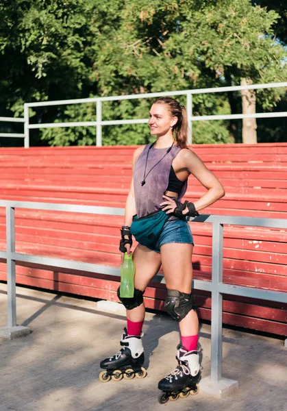 Fröhliche Frau Sportkleidung Und Rollschuhen Posiert Skatepark Das Konzept Der — Stockfoto