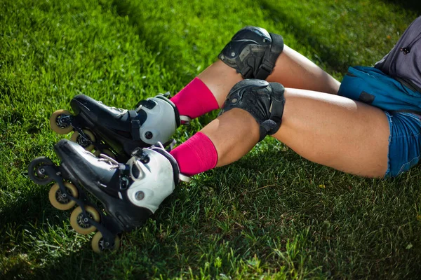 Young Woman Protective Gear Roller Skates Sitting Park Grass Concept — Stock Photo, Image