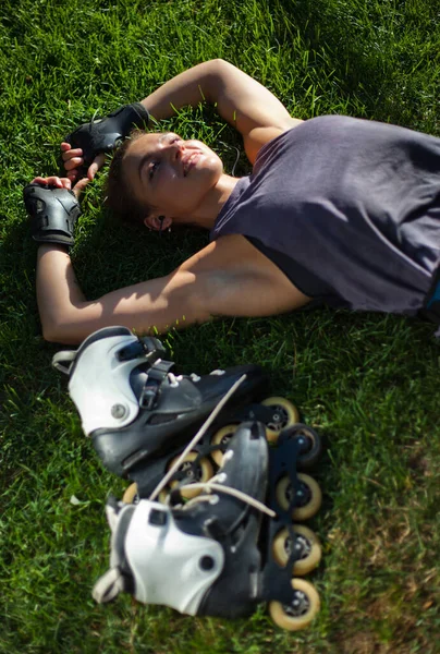 Jonge Vrolijke Sport Vrouw Rolschaatser Rusten Het Grasveld Het Park — Stockfoto