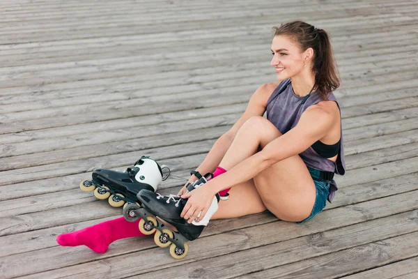 年轻快乐的女子滑旱冰手坐在木板上 在户外尝试滑旱冰 体育生活方式 — 图库照片