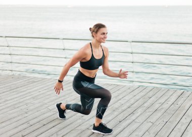 Genç sporcu kadın plaj terasına atlıyor.